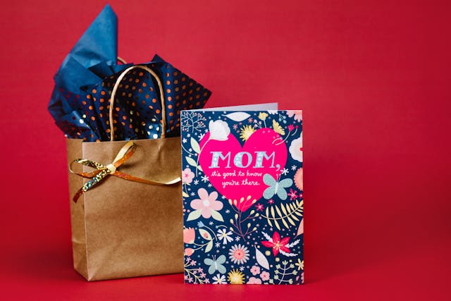 8 gift ideas to send to your team and clients this Christmas